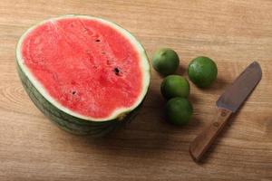 färsk vattenmelon på träbakgrund