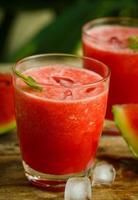 vattenmelon juice på ett träbord foto