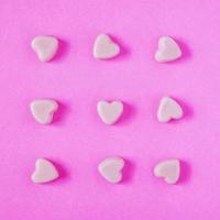 valentine godis hjärtan form på rosa bakgrund foto