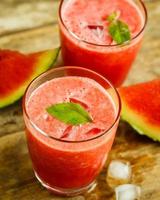 vattenmelon juice på ett träbord foto