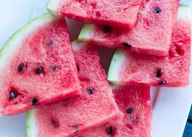söta skivor vattenmelon, sommarbär, på en vit bakgrund foto