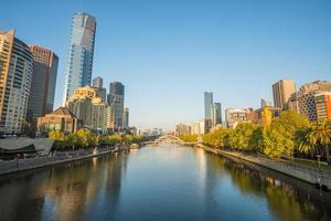 stadsbilden i melbourne stad med yarra floden löper genom staden. melbourne city cbd en av de mest levande städerna i Australiens värld. foto