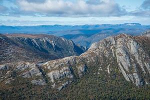 landskapet utsikt över bergsryggen i vaggan bergs nationalpark världsarvsplatserna i tasmanien delstaten australien. foto