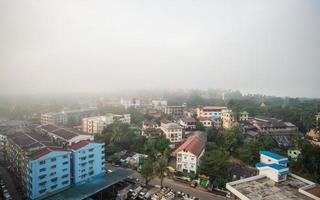 landskap utsikt över dimma täckt yangon township den kommersiella huvudstaden i myanmar på morgonen. foto