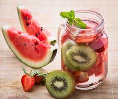 infunderad vattenblandning av jordgubbar, vattenmelon och kiwi