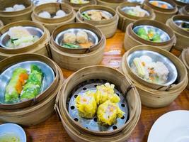 olika dim sum i bambu ångbåt foto