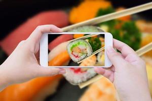 sushi maki i ätpinnar foto