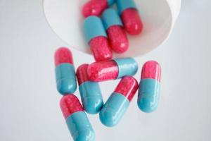 färgglada piller på vit bakgrund foto