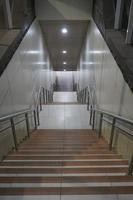 trappor som leder till tunnelbanan foto