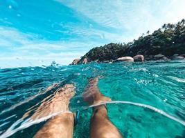 snorkla i havet på en tropisk ö foto