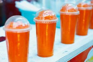 orange smoothie i plastmugg foto