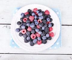 isbär på plattan, på färg träbakgrund foto