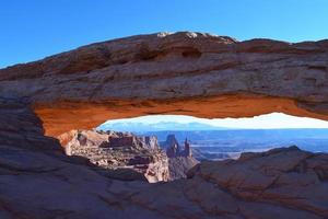 landskap, soluppgång vid mesa arch i canyonlands nationalpark, moab, utah, usa, nordamerika. ö i himlen. foto