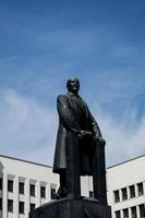 minsk, Vitryssland, juni 2022 - fullvuxet monument till vladimir lenin. foto