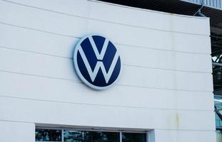 minsk, Vitryssland, juni 2022 - Volkswagens logotyp för återförsäljaren foto