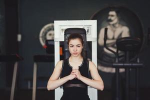 ung kvinna sitter på gymmet foto