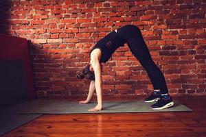 kvinna på gymmet gör stretching foto