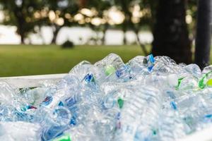 återvinningsbart sopor av plastflaskor i soptunna miljö konceptuell. foto