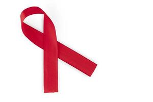 rött band, symbol för social medvetenhet, isolerad på vit bakgrund, ovanifrån. världscancerdagen. aids, hiv. kopieringsutrymme. foto