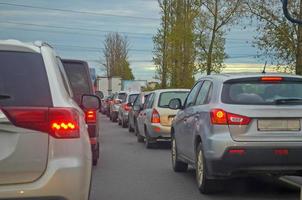 trafikstockning med rad av bilar på motorvägen under rusningstid. foto