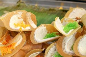 thai krispig tårta eller pannkaka kanom buang, utsökt söt dessert är mest populär bland thailändsk gatumat. foto