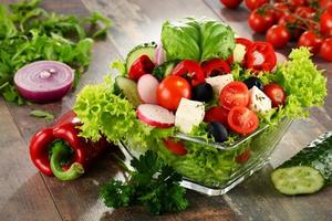 grönsakssalladskål på köksbordet. balanserad diet foto