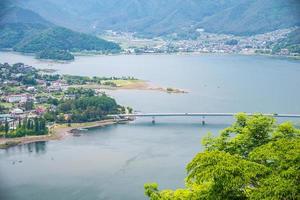 vacker toppvy av kawaguchiko mt. Fuji panorama ropeway på sommaren, det berömda landmärket och attraktionsplatsen för turister som har en lång semester i Japan foto