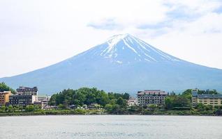 vackert fujiberg med moln och blå himmel på sommaren, det berömda landmärket och attraktionsplatsen för turister som har en lång semester i japan, sjön kawaguchiko foto