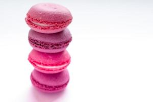 ljusa macaroons på vit bakgrund. söt mat tapet med plats för text. foto