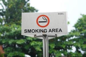 gratis rökområde tecken symbol på utomhus park i tabanan bali, indonesien foto