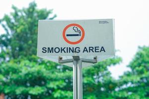 gratis rökområde tecken symbol på utomhus park i tabanan bali, indonesien foto