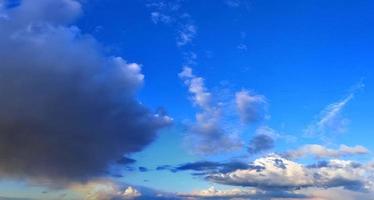 fantastisk färgglad himmelpanorama som visar vackra molnformationer i hög upplösning foto