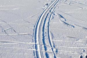 däckspår på snötäckta gator i närbild. foto