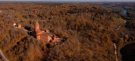 Flygfoto över staden Sigulda i Lettland under gyllene höst. foto