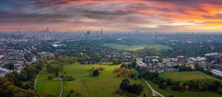 vacker flygfoto över london med många gröna parker foto