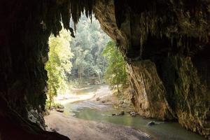 lod grotta i thailand foto