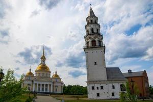 nevyanskaya lutande tornet, ett historiskt monument från 1700-talet foto