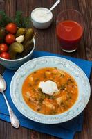 soppa med inlagda gurkor, potatis, tomater och gräddfil