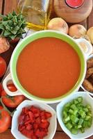 skål med gazpacho med tomater foto