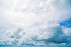 vacker utsikt över blå himmel med moln vid soluppgången. delvis molnigt.bakgrund moln sommar. moln sommar. himmel moln klart med solnedgång. naturlig himmel filmisk vacker gul och vit textur bakgrund foto