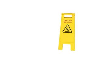 gul försiktighet hala våta golv skylt. varningsskylt för vått golv på gångväg. varning gul plast försiktighet våt golv skylt, isolerad på vit bakgrund foto