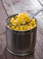 konserverad majs med gaffel foto