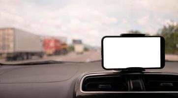 smartphone på det främre handtaget på bilen med vit skärm foto