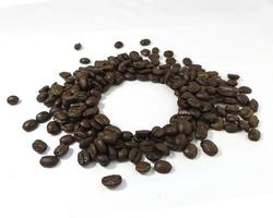 kaffeböna på vit bakgrund foto