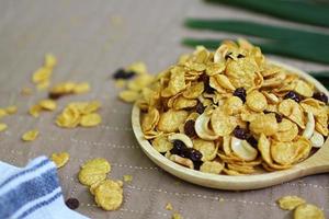 närbild honung karamell cornflakes med russin och cashewnötter foto
