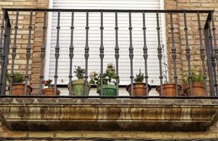 blomkrukor på en balkong foto