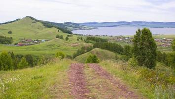 en liten by vid sjön bland bergskedjan. foto