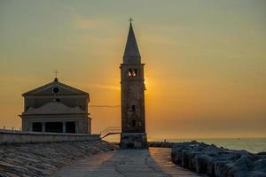 klocktorn i helgedomen för madonna dell'angelo foto