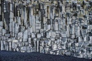 naturskön utsikt över basaltstenskolumnbildningen vid den berömda reynisfjara-stranden foto