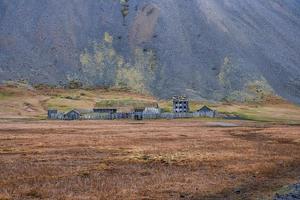 utsikt över den historiska vikingabyn nära stokksnes under berget Vestrahorn foto